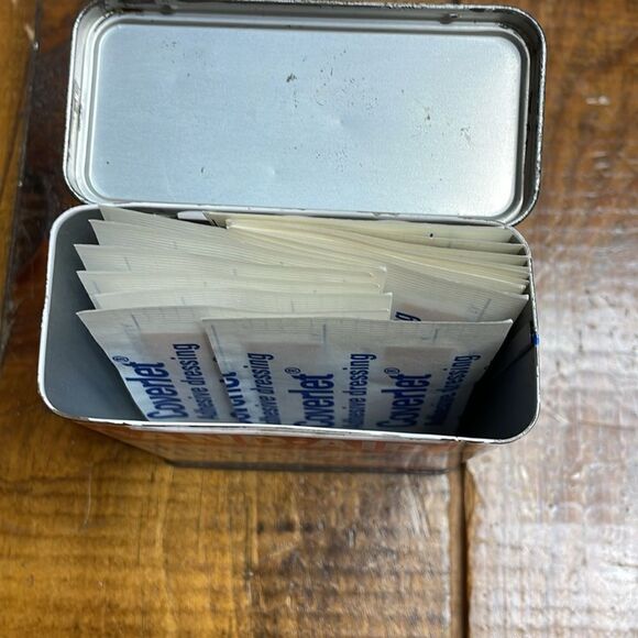 70s Vintage Band Aid Tin with bandages - Picture 6 of 6